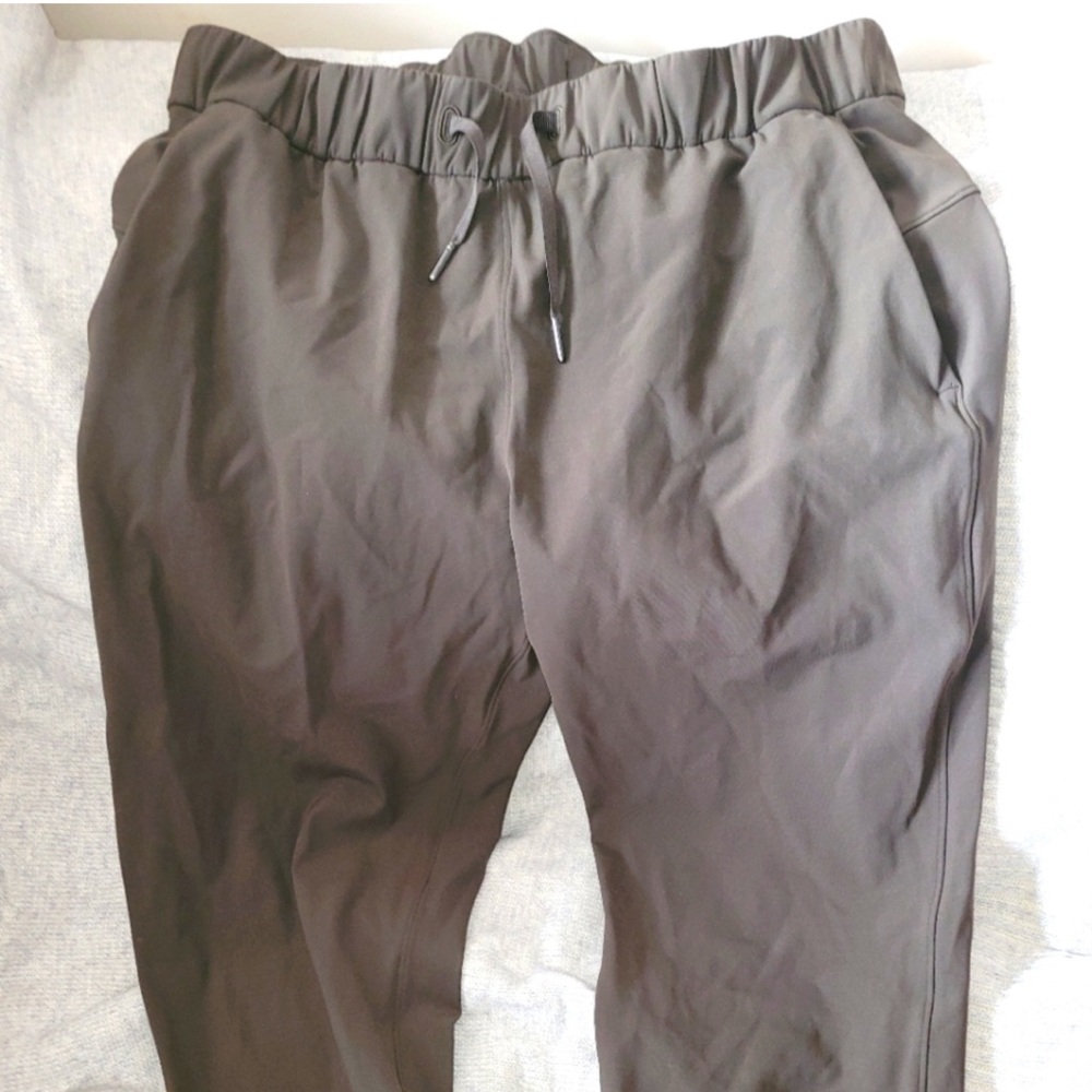Lululemon on the fly crop olive green 10